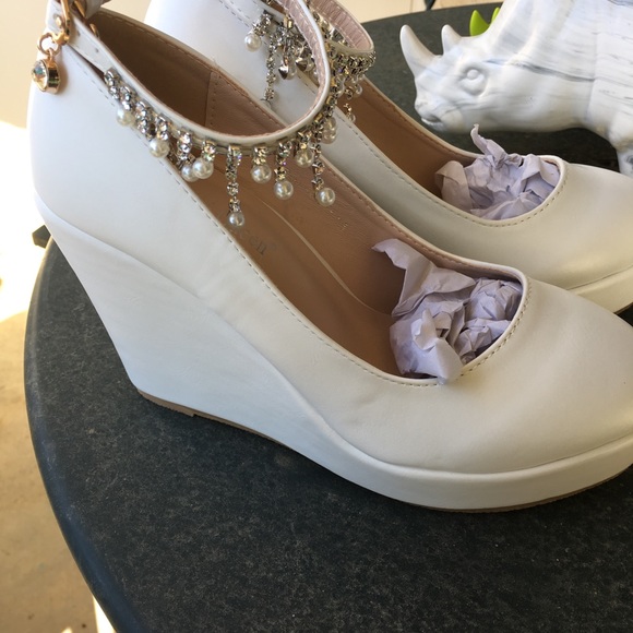 Pearl dangle ankle strap wedges - Picture 4 of 8